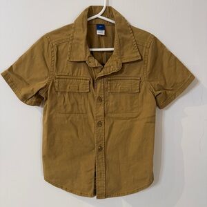 Old Navy short sleeve camel button down shirt. Size 4T